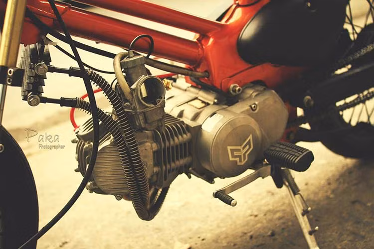 Cụm máy xe nguyên bản từ thời những năm 80 đã được làm lại, đánh bóng và trang bị thêm hệ thống làm mát cùng dây dẫn mới gọn gàng hơn.