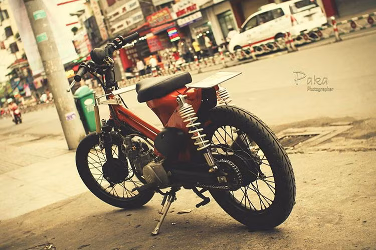 Có thể thấy, ngoài vẻ đẹp của những chiếc Honda Cub nguyên bản, thì việc những cỗ máy đã cũ khi lọt vào tay những tín đồ đam mê độ xe sẽ trở nên hấp dẫn hơn rất nhiều.