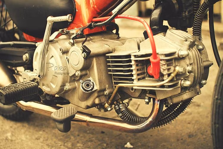  Cụm máy còn được trang bị thêm bình bông mai, két nhớt giải nhiệt cùng với việc làm lại cỗ máy 50cc và pô độ cho tiếng nổ uy lực và thoát hơn, khiến chiếc xe mạnh mẽ hơn rất nhiều. 