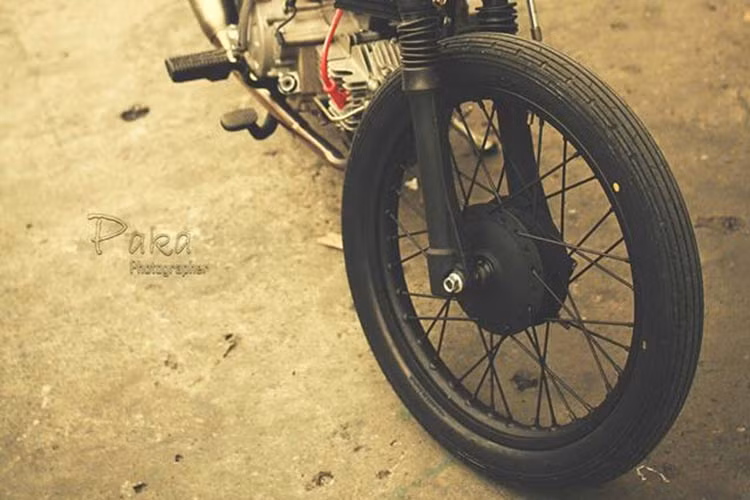 Vành xe, nan hoa cùng phuộc trước được sơn tĩnh điện với màu đen. Cặp lốp cũng được chủ nhân làm mới bằng loại lớn hơn.