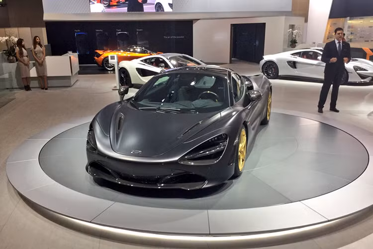 Tại triển lãm xe hơi quốc tế Dubai 2017 (UAE), hãng xe thể thao Anh quốc đã mang tới một phiên bản đặc biệt của siêu xe McLaren 720S được phát triển bởi bộ phận MSO (McLaren Special Operations). Chiếc xe này đã được đắp lên mình không ít món đồ đắt tiền để thu hút sự chú ý của các “ông hoàng” Ả Rập lắm tiền nhiều của và rất chịu chơi.