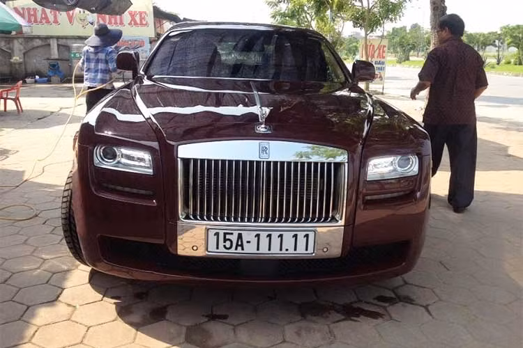 Việt Nam cũng đã đón nhận sớm những chiếc Ghost nhập theo đường cá nhân, ngay trong các năm 2010 và 2011. Đến tháng 8/2014, nhà phân phối xe Rolls-Royce chính hãng đã ra mắt tại Hà Nội với cái tên Rolls-Royce Motor Cars Hanoi. Cùng với đó là bảng giá xe Rolls-Royce ước tính từ 17 tỷ cho đến trên 30 tỷ tùy vào gói Option đặt theo xe.