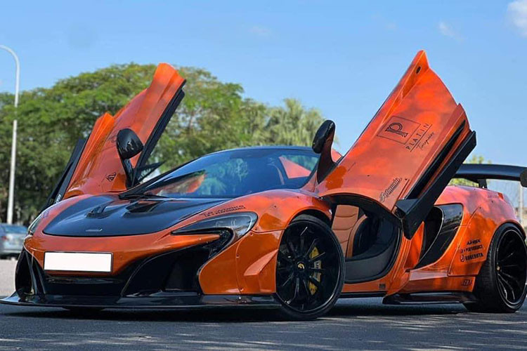 Đây là 1 trong 2 chiếc siêu xe mui trần McLaren 650S Spider độ Liberty Walk hàng hiếm tại Việt Nam. Xe từng thuộc sở hữu của 1 tay chơi đến từ tỉnh Bình Phước, mới đây nó đã được cho ra biển số mới và xuất hiện tại 1 công ty nhập khẩu tư nhân ở Hà Nội.