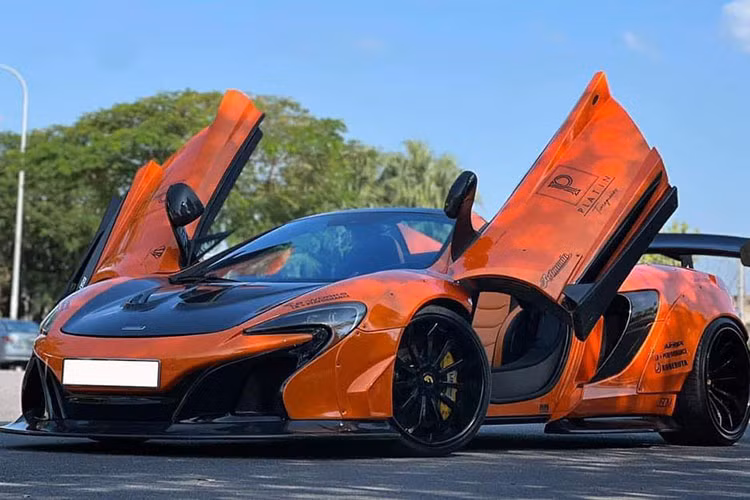 Đây là 1 trong 2 chiếc siêu xe mui trần McLaren 650S Spider độ Liberty Walk hàng hiếm tại Việt Nam. Xe từng thuộc sở hữu của 1 tay chơi đến từ tỉnh Bình Phước, mới đây nó đã được cho ra biển số mới và xuất hiện tại 1 công ty nhập khẩu tư nhân ở Hà Nội.