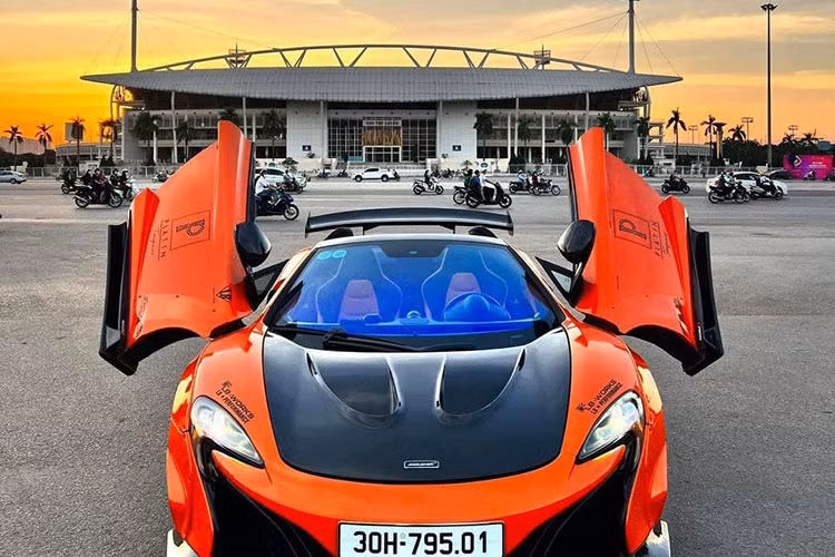 Phần đuôi xe sở hữu cánh gió carbon cỡ lớn được gắn cố định, hệ thống ống xả nguyên bản đã được nâng cấp bằng loại của hãng iPE giúp tiếng nổ của động cơ uy lực hơn. Xe cũng được độ phuộc hơi của AirRex, trang bị này giúp cho khoảng sáng gầm của xe có khả năng được nâng lên cao nhất tới hơn 18cm so với mặt đường.