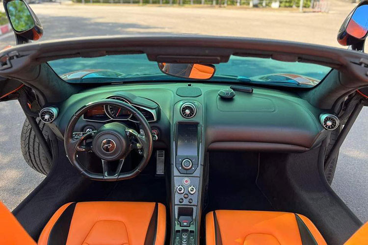 Thông tin đơn vị rao bán cho biết, chiếc xe McLaren 650S Spider độ Liberty Walk thứ 2 tại Hà Nội này đã lăn bánh được quãng đường dài 30.912 km, ngoại thất và nội thất xe còn khá ổn so với tuổi đời gần 8 năm của xe cũng như việc đã trải qua nhiều đời chủ khác nhau.