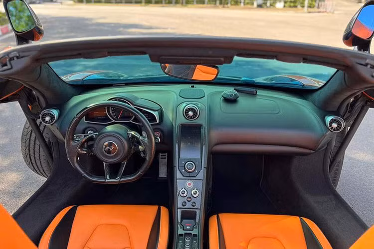 Thông tin đơn vị rao bán cho biết, chiếc xe McLaren 650S Spider độ Liberty Walk thứ 2 tại Hà Nội này đã lăn bánh được quãng đường dài 30.912 km, ngoại thất và nội thất xe còn khá ổn so với tuổi đời gần 8 năm của xe cũng như việc đã trải qua nhiều đời chủ khác nhau.