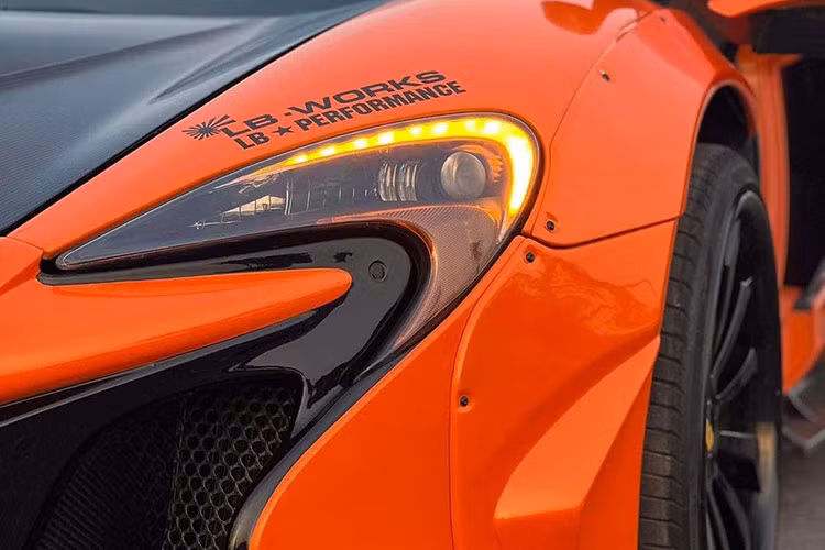 Ngoài ra xe còn được trang bị bộ bodykit thân rộng của hãng Liberty Walk với 4 vòm bánh xe sẽ được làm rộng hơn so với nguyên bản và được cố định bằng đinh tán. Để có thể gắn được vòm bánh xe mới, người thợ độ xe sẽ phải cắt trực tiếp các vòm bánh xe cũ để có đủ không gian gắn chi tiết mới.