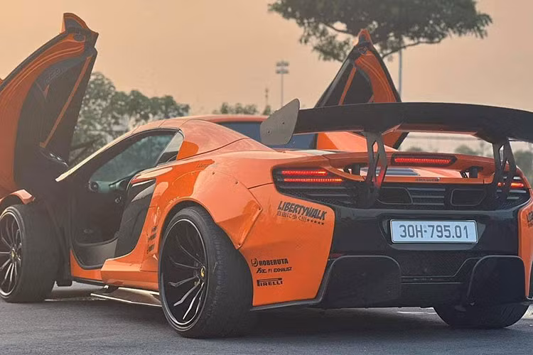 Khác với chiếc siêu xe McLaren 650S Spider mui trần độ Liberty Walk đang có mặt trong garage xe của thiếu gia Dương Kon, chiếc McLaren 650S Spider độ Liberty Walk này thuộc bản Series II với gói độ ấn tượng hơn bao gồm điểm nhấn là nắp capô carbon lấy ý tưởng từ siêu xe triệu đô McLaren P1.