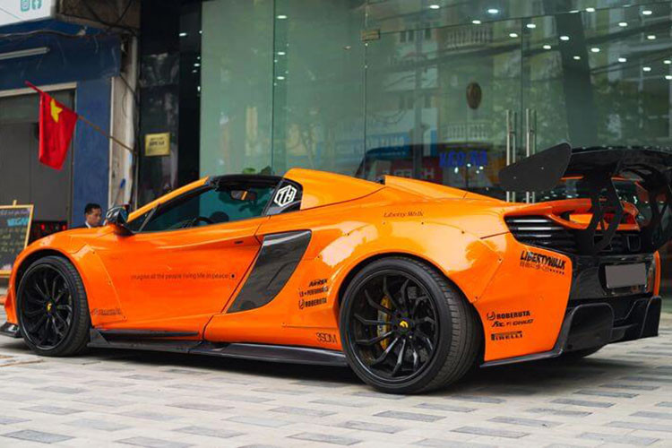 Chiếc siêu xe mui trần McLaren 650S Spider độ Liberty Walk rao bán trên 10 tỷ đồng tại Hà Nội này không có bất kỳ sự can thiệp nào ở khối động cơ V8, tăng áp kép, dung tích 3,8 lít của xe, sức mạnh này giúp xe sản sinh công suất tối đa 641 mã lực.
