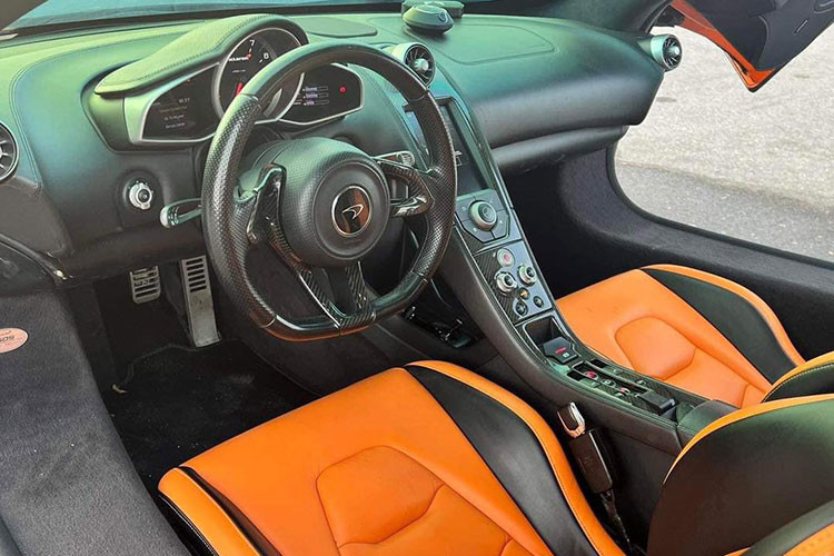 Nội thất xe được thiết kế đơn giản để người lái tập trung vào trải nghiệm. Nhiều chi tiết được ốp sợi carbon như vô lăng, cụm điều khiển trung tâm, ốp ghế ngồi. Phần da của ghế cũng đã được bọc lại bằng loại da cao cấp mang hai tông màu đen và cam.
