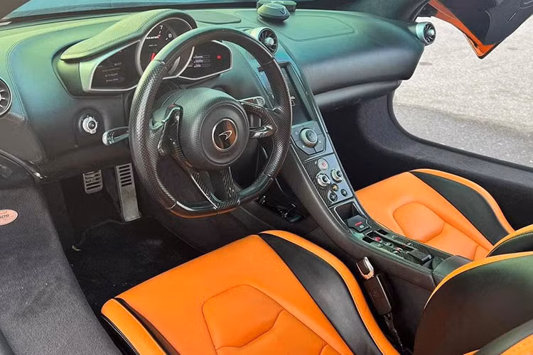 Nội thất xe được thiết kế đơn giản để người lái tập trung vào trải nghiệm. Nhiều chi tiết được ốp sợi carbon như vô lăng, cụm điều khiển trung tâm, ốp ghế ngồi. Phần da của ghế cũng đã được bọc lại bằng loại da cao cấp mang hai tông màu đen và cam.
