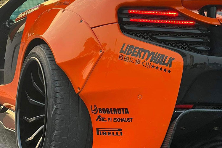 Bộ mâm trước đây đã bị lược bỏ và thay thế thành loại đa chấu do Forgiato sản xuất, có thiết kế dạng xoáy được sơn đen, điểm xuyết bằng cùm phanh màu vàng. Bộ mâm này có kích thước 20 inch trước và 21 inch sau. Cụm chiếu hậu và líp hông cũng được làm từ sợi carbon.