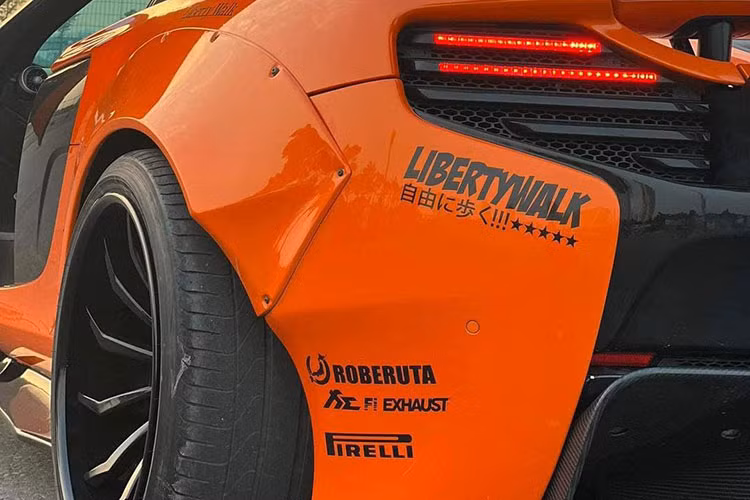 Bộ mâm trước đây đã bị lược bỏ và thay thế thành loại đa chấu do Forgiato sản xuất, có thiết kế dạng xoáy được sơn đen, điểm xuyết bằng cùm phanh màu vàng. Bộ mâm này có kích thước 20 inch trước và 21 inch sau. Cụm chiếu hậu và líp hông cũng được làm từ sợi carbon.