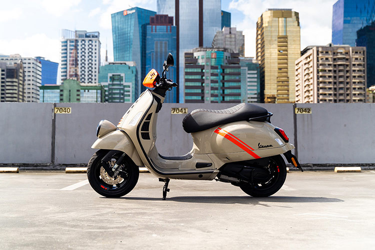 GTV là dòng xe ga mang tính biểu tượng của thương hiệu Italy. Mẫu xe ga 300 phân khối mang thiết kế pha trộn giữa hiện đại và cổ điển. Điểm nhận diện của dòng GTV nằm ở cụm đèn pha đặt trên chắn bùn.