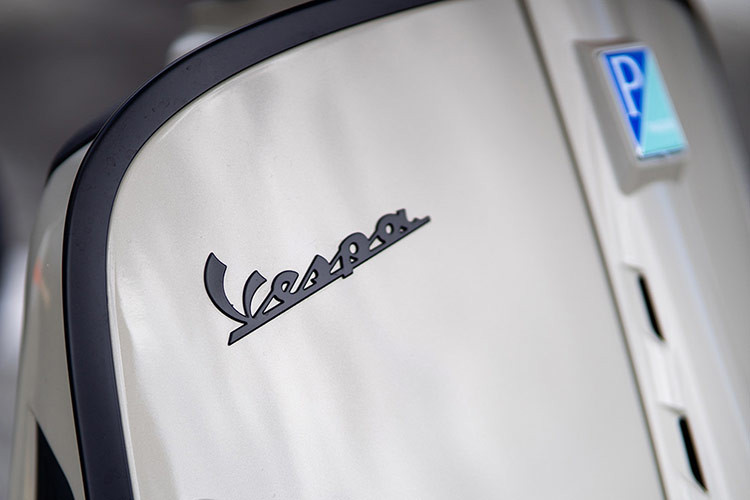 Cụm đồng hồ kỹ thuật số của xe kiểu tròn cổ điển và một tấm chắn gió phong cách xe đua che cụm đồng hồ. Mâm xe 5 chấu làm mới. Yên kiểu đơn phong cách xe đua kết hợp với trang trí chỉ khâu tương phản.