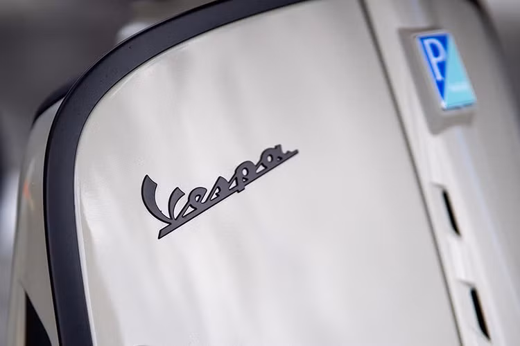 Cụm đồng hồ kỹ thuật số của xe kiểu tròn cổ điển và một tấm chắn gió phong cách xe đua che cụm đồng hồ. Mâm xe 5 chấu làm mới. Yên kiểu đơn phong cách xe đua kết hợp với trang trí chỉ khâu tương phản.