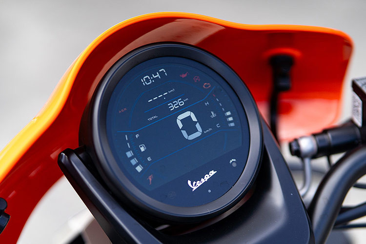 Ra mắt lần đầu năm 2006, GTV độc đáo với đèn pha thấp "Faro Basso", ghi-đông trần để lộ các chi tiết kim loại tạo nên phong cách riêng. Ở phiên bản 2023, hãng xe Italy nâng cấp công nghệ với đèn pha LED mới.