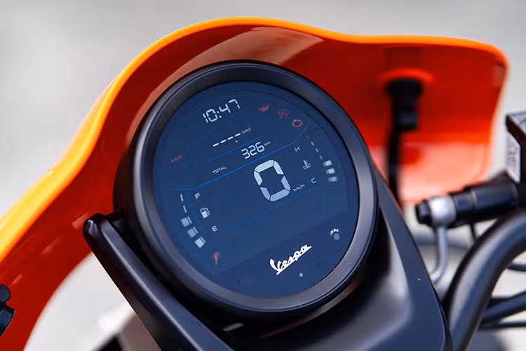 Ra mắt lần đầu năm 2006, GTV độc đáo với đèn pha thấp "Faro Basso", ghi-đông trần để lộ các chi tiết kim loại tạo nên phong cách riêng. Ở phiên bản 2023, hãng xe Italy nâng cấp công nghệ với đèn pha LED mới.