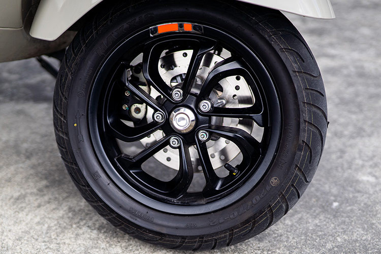 Mẫu xe ga mới lắp khóa thông minh smartkey, khởi động xe không cần cắm chìa truyền thống. Hệ thống Vespa MIA kết nối xe với điện thoại thông minh, cho phép hiển thị qua bảng đồng hồ bằng thông báo cuộc gọi, tin nhắn và âm nhạc. Ngoài ra, GTV 2024 trang bị cổng USB hỗ trợ sạc thiết bị điện tử.