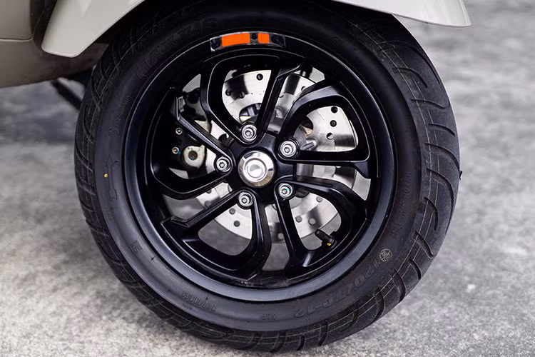 Mẫu xe ga mới lắp khóa thông minh smartkey, khởi động xe không cần cắm chìa truyền thống. Hệ thống Vespa MIA kết nối xe với điện thoại thông minh, cho phép hiển thị qua bảng đồng hồ bằng thông báo cuộc gọi, tin nhắn và âm nhạc. Ngoài ra, GTV 2024 trang bị cổng USB hỗ trợ sạc thiết bị điện tử.