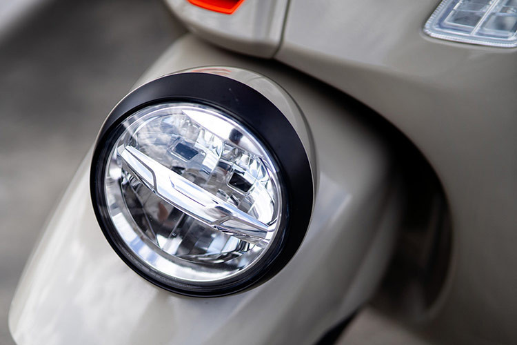 Xe ga Vespa GTV 2024 thế hệ mới mang phong cách thể thao với thiết kế khung lớn, yên xe công thái học cho cảm giác thoải mái khi cầm lái. Mẫu xe ga hướng đến khách hàng thích trải nghiệm thể thao hay thích trải nghiệm trên những hành trình dài. 