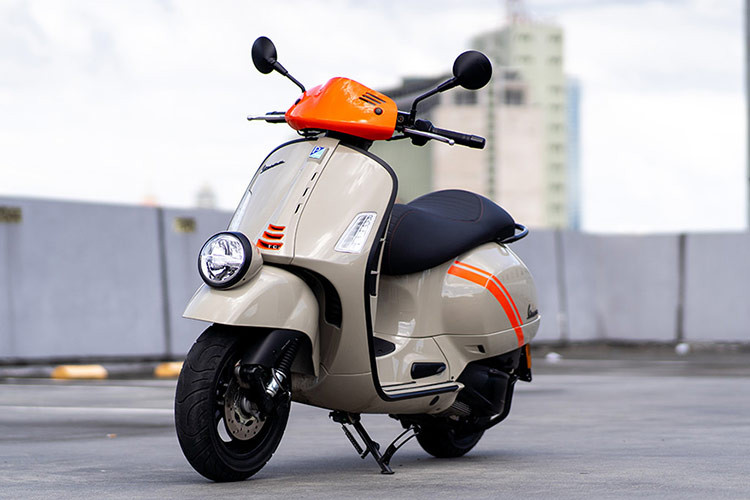Piaggio vừa giới thiệu Vespa GTV300 2024 mới ra thị trường Nhật Bản. Màu mới này được điêm xuyết với những đồ họa màu cam sáng trên thân xe. Ngoài ra, trên đầu xe, tấm ốp trước và sau xe cũng có các đồ họa màu cam. Cách phối màu này giúp cho Vespa GTV300 hấp dẫn hơn. 