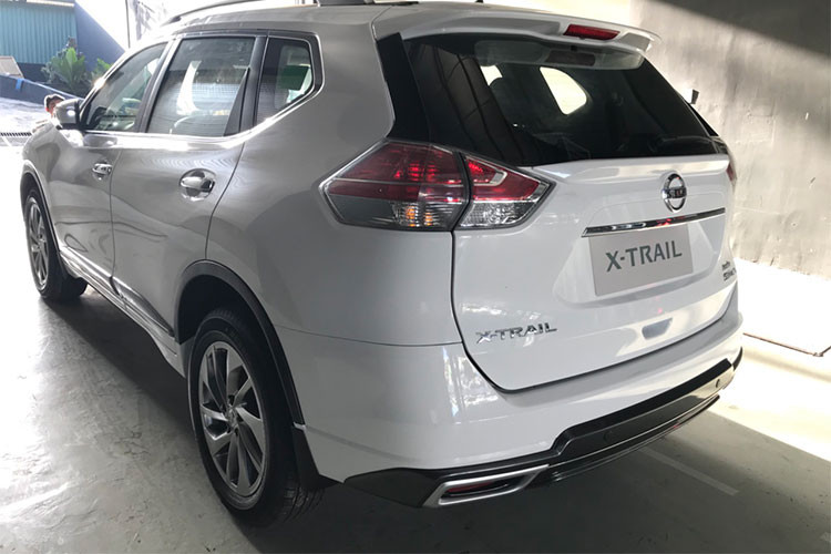 Ngoài ra, Nissan còn tiết lộ thêm một số chi tiết mới như đèn chào mừng chiếu sáng logo "Nissan" xuống mặt đất khi mở cửa xe, cửa hậu mở điện với cảm ứng "đá chân" hay màn hình điều khiển trung tâm kích cỡ rất lớn... sẽ gia tăng tính tiện nghi, hấp dẫn cho X-Trail V-Series.