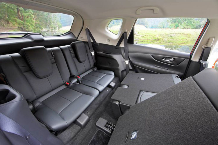 Xe còn được trang bị hệ thống điều khiển cầu điện tử thông minh 4×4-i và ứng dụng công nghệ công nghệ Hộp số vô cấp điện tử Xtronic-CVT với chế độ số tay 7 cấp và chế độ lái tiết kiệm (ECO Mode), camera quan sát xung quanh xe - Around View Monitor... cùng nhiều trang bị an toàn tối ưu khác cho người sử dụng.