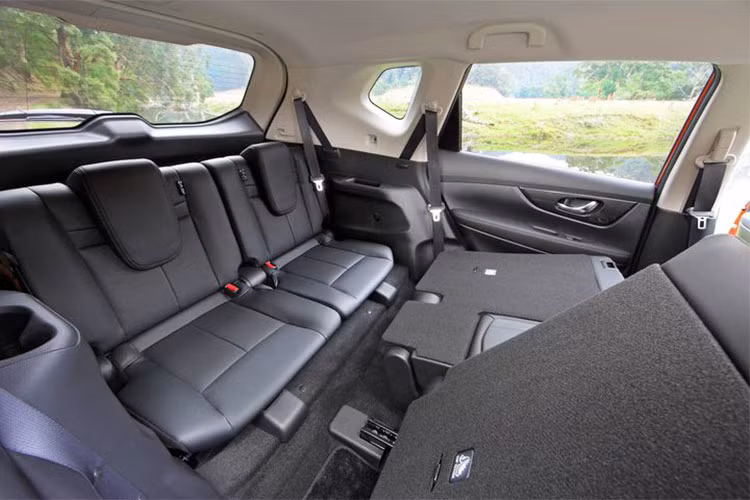 Xe còn được trang bị hệ thống điều khiển cầu điện tử thông minh 4×4-i và ứng dụng công nghệ công nghệ Hộp số vô cấp điện tử Xtronic-CVT với chế độ số tay 7 cấp và chế độ lái tiết kiệm (ECO Mode), camera quan sát xung quanh xe - Around View Monitor... cùng nhiều trang bị an toàn tối ưu khác cho người sử dụng.