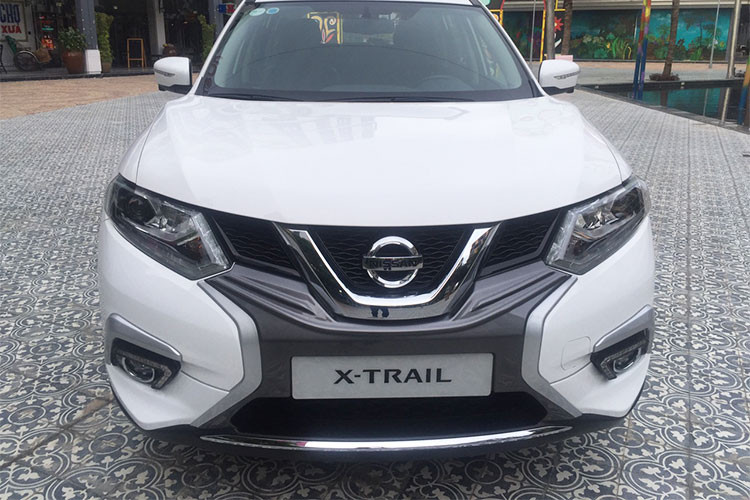 Về ngoại hình, điểm mới đáng kể nhất là thiết kế phần đầu của X-Trail V-Series được tạo hình mới, với 2 đường viền màu bạc ấn tượng đem lại sự năng động mạnh mẽ. Phần trung tâm màu tối tạo sự tương phản nổi bật.