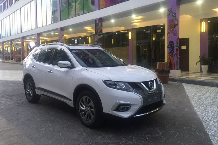 Mặc dù chưa ra mắt chính thức, tuy nhiên mẫu xe X-Trail V-series mới dành riêng cho thị trường Việt Nam cũng đã được một số địa lý công bố mức giá bán ra và nhận đặt cọc xe. Cụ thể giá Nissan X-Trail V-series 2018 được bán ra từ 956 triệu đồng cho phiên bản X-Trail SL VP 2.0 V-Series. X-Trail SV VP 2.0 V-Series có giá 1,048 tỷ đồng.