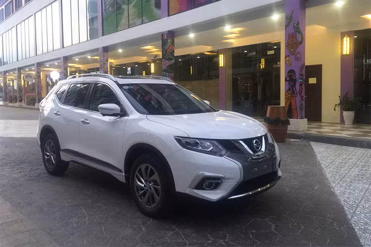 Mặc dù chưa ra mắt chính thức, tuy nhiên mẫu xe X-Trail V-series mới dành riêng cho thị trường Việt Nam cũng đã được một số địa lý công bố mức giá bán ra và nhận đặt cọc xe. Cụ thể giá Nissan X-Trail V-series 2018 được bán ra từ 956 triệu đồng cho phiên bản X-Trail SL VP 2.0 V-Series. X-Trail SV VP 2.0 V-Series có giá 1,048 tỷ đồng.