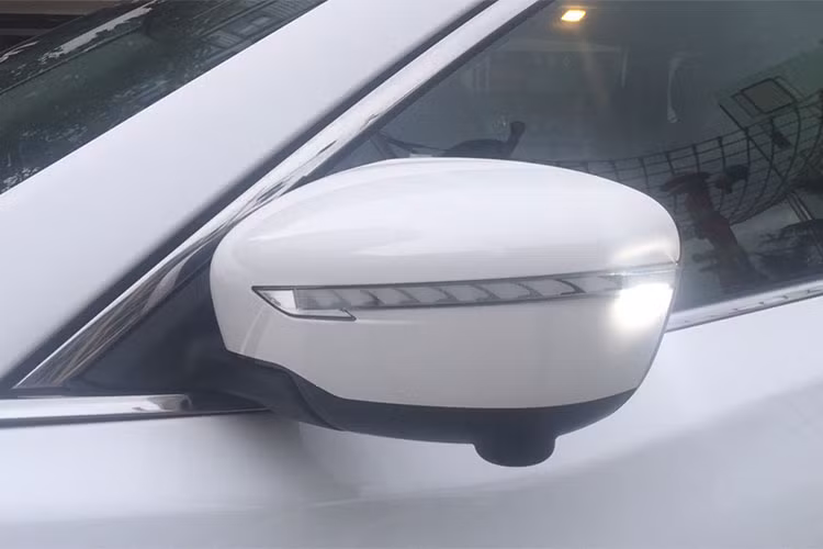 Ngoài ra, Nissan X-Trail V-Series mới vẫn thừa hưởng những giá trị tinh hoa của dòng X-Trail là sự kết hợp hài hòa giữa khả năng vận hành mạnh mẽ kế thừa di sản danh tiếng của Nissan trong lĩnh vực xe dẫn động 2 cầu và thiết kế hiện đại, công nghệ đột phá cùng những tiện nghi cao cấp.