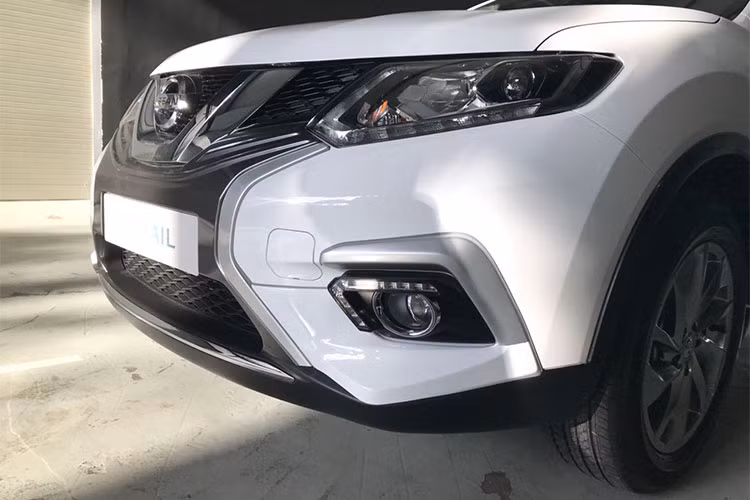 Hốc đèn sương mù có thêm viền ốp màu bạc, đèn LED định vị đối xứng với đèn LED định vị trên cụm đèn chính, tạo nên một tổng thể "long lanh" hơn. Ngoài ra, xe còn có thêm sự thay đổi ở cản trước, cản sau, sườn xe và cánh lướt gió, tạo sự cá tính và trẻ trung.