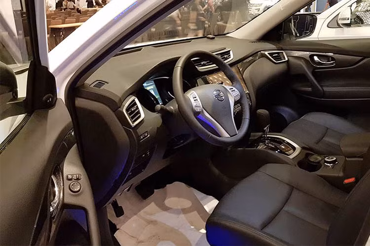 Tại Việt Nam, Nissan X-Trail nằm trong những mẫu xe đứng đầu về công nghệ với một loạt các tính năng như: Hệ thống kiểm soát khung gầm chủ động với ba công nghệ kết hợp – Hệ thống kiểm soát lái chủ động (ARC), Hệ thống kiểm soát phanh động cơ chủ động (AEB) và Hệ thống kiểm soát vào cua chủ động (ATC).