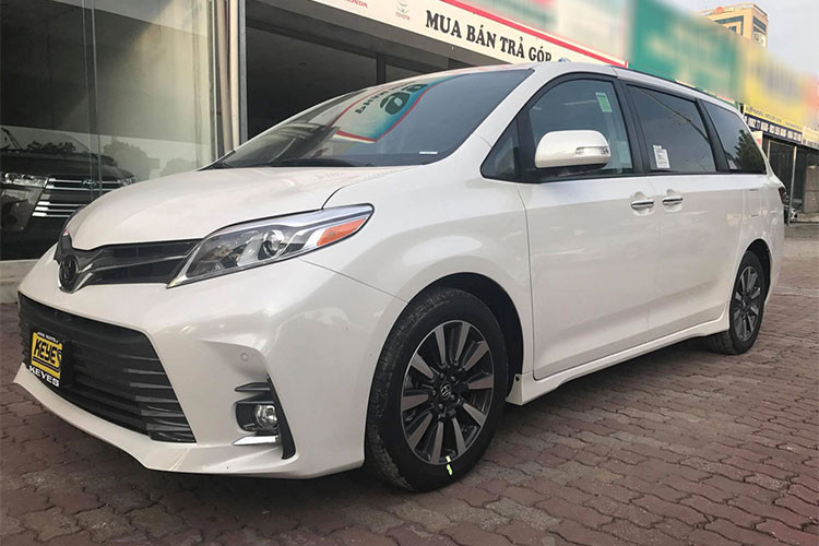 Tại thị trường Mỹ, mẫu xe MPV hạng sang Toyota Sienna bản Limited có giá khởi điểm 45.000 USD, trong khi đó Kia Sedona phiên bản Limited có giá 43.000 USD. Tuy nhiên ở Việt Nam thì một chiếc Sienna Limited có giá đắt gần 4 lần so với Kia Sedona.