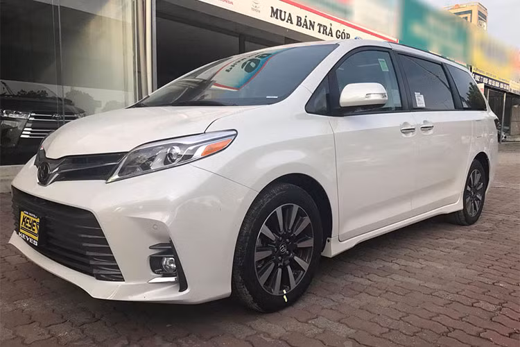 Tại thị trường Mỹ, mẫu xe MPV hạng sang Toyota Sienna bản Limited có giá khởi điểm 45.000 USD, trong khi đó Kia Sedona phiên bản Limited có giá 43.000 USD. Tuy nhiên ở Việt Nam thì một chiếc Sienna Limited có giá đắt gần 4 lần so với Kia Sedona.