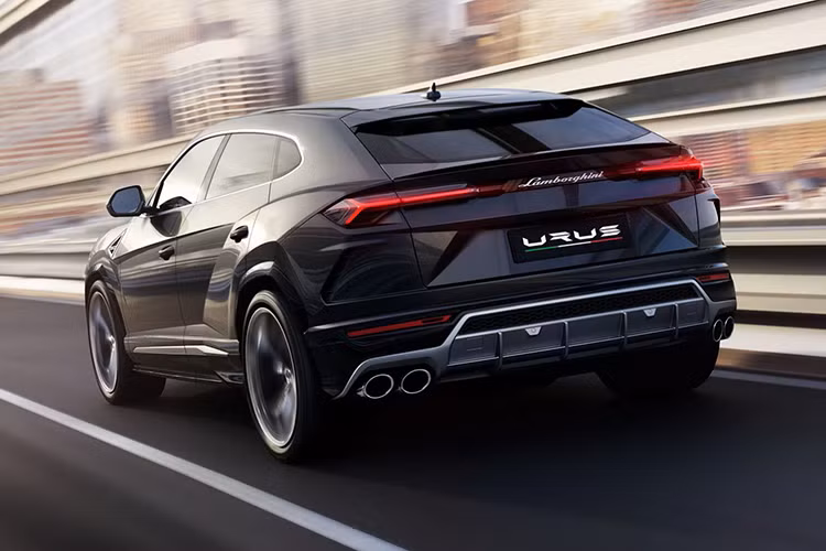 Lamborghini Urus sở hữu hệ thống lái cả 4 bánh, từng giới thiệu trên Aventador S. Bánh sau có thể thay đổi góc +/- 3 độ tùy theo tình huống. Ở tốc độ thấp, góc lái bánh sau đối nghịch với góc lái bánh trước và khi ở tốc độ cao thì cả 4 bánh bẻ lái cùng hướng. Xe cũng có tới 6 chế độ lái khác nhau, thông qua bộ điều khiển “Tamburo” ở bảng điều khiển trung tâm. 