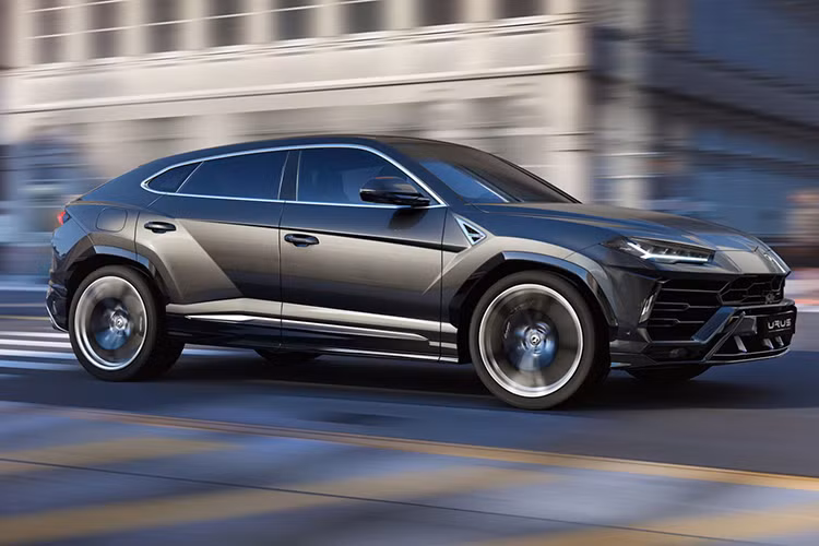 Những khách hàng đầu tiên sẽ nhận siêu xe SUV Lamborghini Urus mới vào mùa Xuân năm 2018. Giá bán Lamborghini Urus tùy theo từng thị trường: Tại châu Âu, xe có giá 171.429 EUR. Tại Italy, Urus có giá 168.852 EUR. Tại Anh, Urus có giá 131.500 GBP. Tại Mỹ, Urus có giá 200.000 USD. Tại Trung Quốc, Urus có giá 3.130.000 RMB (đã gồm thuế). Tại Nhật Bản, Urus có giá 25,74 triệu YEN.