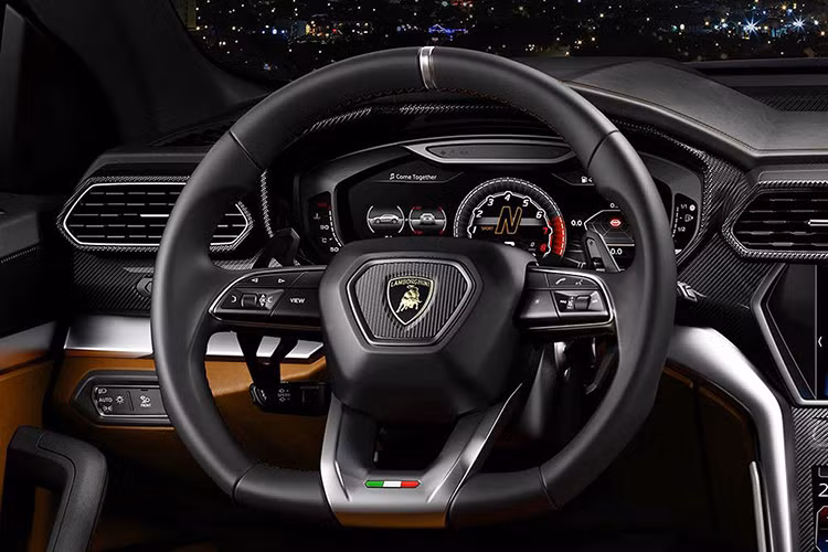 Trên bảng trung tâm có 2 màn hình cảm ứng, màn phía trên cho tương tác giải trí, quản lý các chức năng như media, định vị dẫn đường, điện thoại và thông tin tình trạng xe. Màn hình thấp hơn để điều khiển điều hòa không khí và sưởi ghế ngồi. Hệ thống LSI III cũng tương thích với smartphone, kết nối cho iOS và Android, hỗ trợ Apple CarPlay, Android Auto.