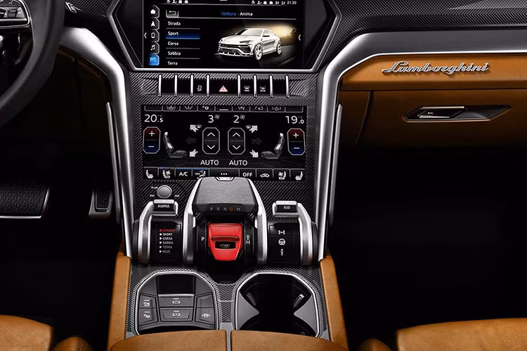 Động cơ của xe có công suất 650 mã lực (478kW) tại 6.000v/ph và mô-men xoắn cực đại 850Nm tại 2.250-4.500v/ph, kết hợp với hộp số tự động 8 cấp và hệ dẫn động 4 bánh, cho phép chiếc Urus tăng tốc 0-100km/h trong vòng 3,6 giây; 0-200km/h sau 12,8 giây và vận tốc tối đa 305km/h. Khả năng giảm tốc 100km/h về 0 của xe là 33,7 mét.