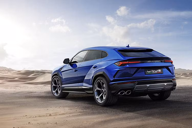 Về kích thước, Lamborghini Urus mới có trục cơ sở 3.003mm, tổng thể (Dài x Rộng x Cao) tương ứng (5.112 x 2.016 x 1.638)mm. Khoảng sáng gầm xe dao động từ 158mm tới 248mm tùy theo chế độ và điều khiển của treo khí nén. Thể tích khoang hành lý từ 616 lít đến 1.596 lít (gập ghế).
