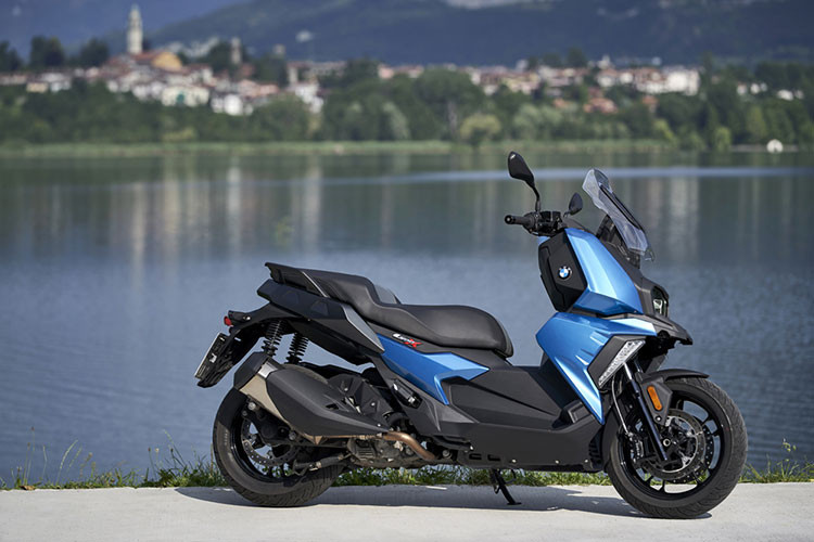 Khác với các mẫu Honda SH300i hay Vespa GTS 300 với thiết kế thời trang, xe BMW C400X mang thiết kế maxi-scooter thực thụ với ngoại hình xe khá đồ sộ, chiều dài cơ sở lớn và mang phong cách touring, phù hợp cho những chuyến hành trình dài lẫn di chuyển trong thành phố.