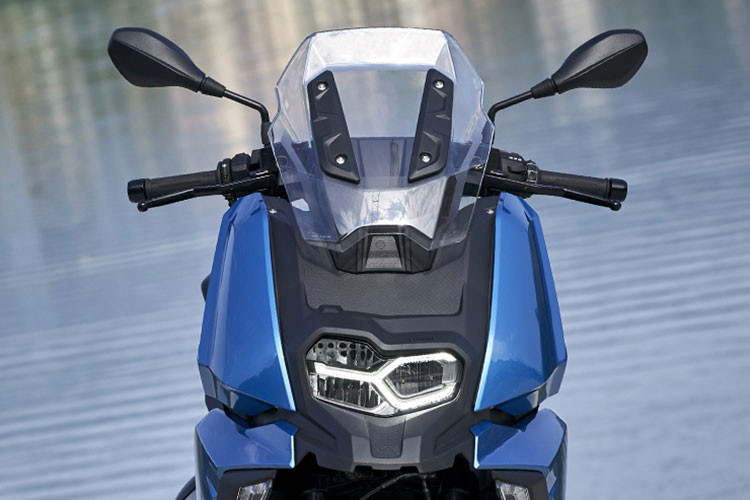 Về mặt trang bị, BMW C400X sở hữu hệ thống chiếu sáng LED hiện đại và hiệu năng cao, đi kèm là đèn định vị DRL ứng dụng công nghệ LED. Kính chắn gió cũng được trang bị trên mẫu xe ga cao cấp mới của BMW.