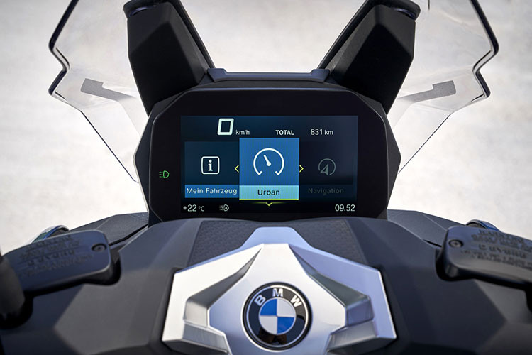 Bên cạnh đó, xe còn được tích hợp công nghệ kết nối BMW Motorrad Connectivity, cho phép kết nối điện thoại thông minh với chiếc maxi-scooter, giúp hiển thị các thông tin của điện thoại như âm nhạc, bản đồ và gọi rảnh tay ngay trên màn hình màu TFT của xe.