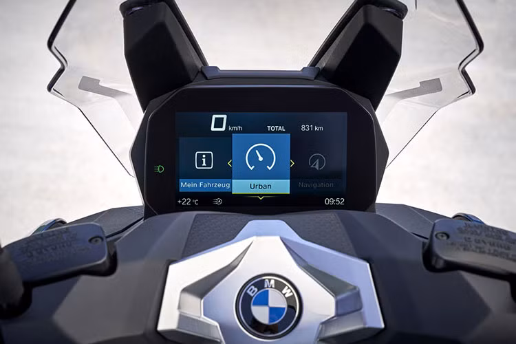 Bên cạnh đó, xe còn được tích hợp công nghệ kết nối BMW Motorrad Connectivity, cho phép kết nối điện thoại thông minh với chiếc maxi-scooter, giúp hiển thị các thông tin của điện thoại như âm nhạc, bản đồ và gọi rảnh tay ngay trên màn hình màu TFT của xe.