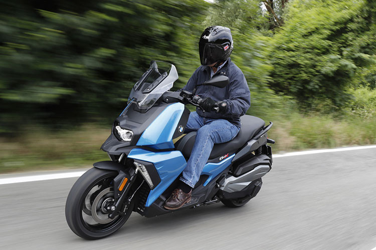 Nhằm tăng độ vững chắc và giữ nguyên trọng tâm thấp cho xe, khối động cơ cùng hộp số CVT được lắp đặt theo chiều ngang của bộ khung xe dạng ống thép, phối hợp với các đầu mút cao su nhằm giảm chấn động.