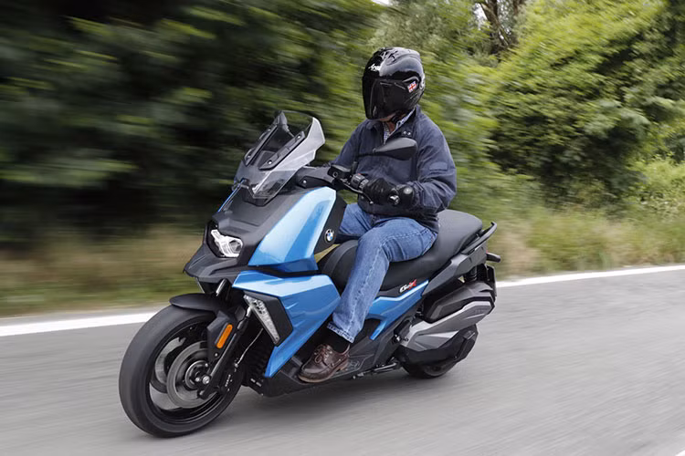 Nhằm tăng độ vững chắc và giữ nguyên trọng tâm thấp cho xe, khối động cơ cùng hộp số CVT được lắp đặt theo chiều ngang của bộ khung xe dạng ống thép, phối hợp với các đầu mút cao su nhằm giảm chấn động.