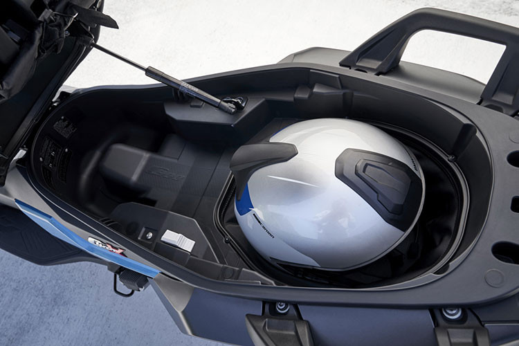 Nhờ có bộ Flexcase được BMW trang bị, mẫu xe C400X có dung tích chứa đồ khả lớn, không kém gì các đàn anh C650 GT hay C650 Sport. Bộ Flexcase này là một chiếc túi có thể kéo dài từ dưới gầm của xe ga, tăng thêm diện tích của cốp chính có thể để vừa một mũ bảo hiểm full-face.